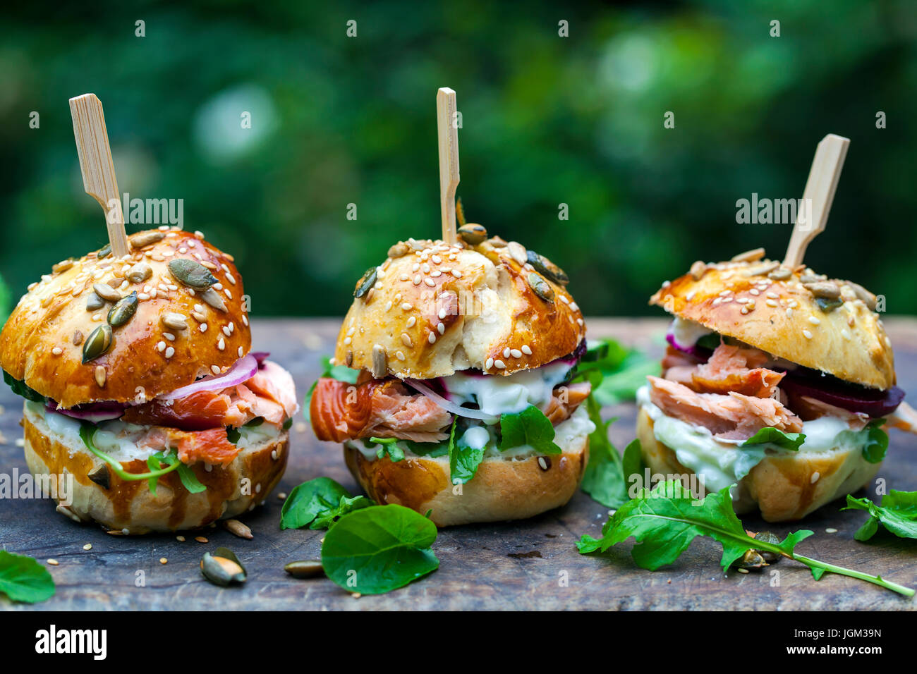 Seminate brioche brioche calda con salmone affumicato, barbabietole e rucola Foto Stock