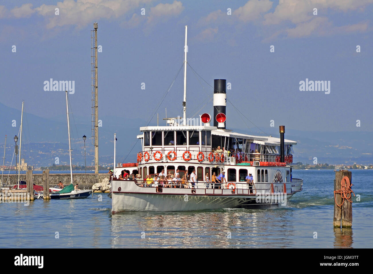 L'Europa, Italia, gardasee, Desenzano, porto, barca, barche, Città Vecchia, estate, Italia, architettura, acqua, viaggio in barca per le vacanze, nave, navigazione, turismo Foto Stock