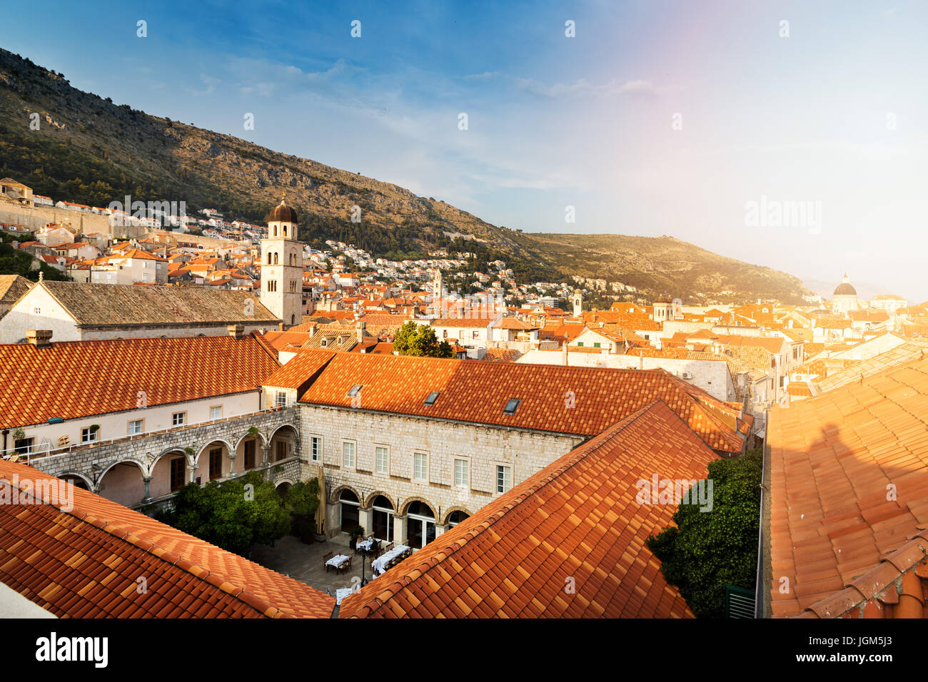 Dubrovnik tetti della città vecchia di sunny sera. Croazia Foto Stock