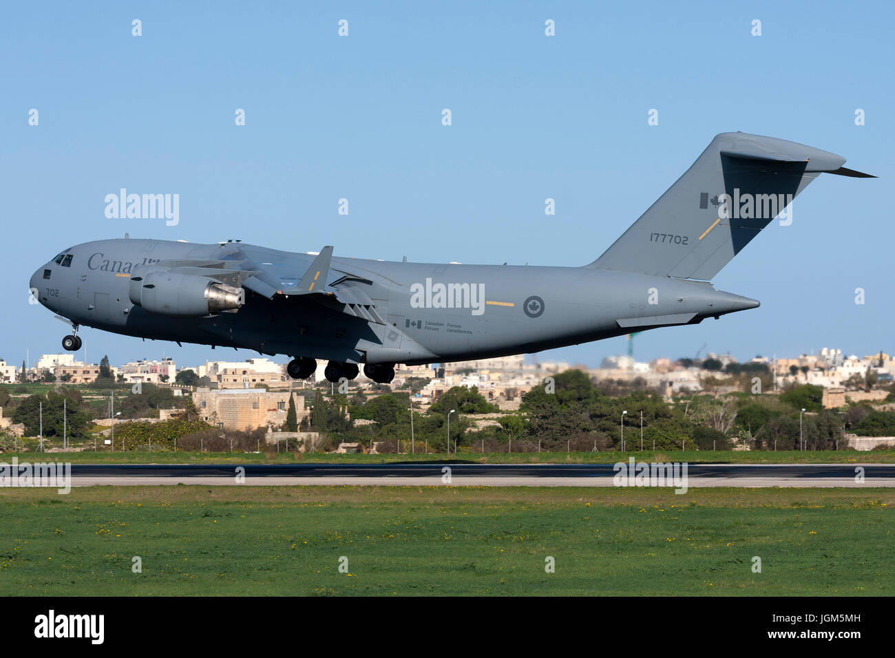 Luqa, Malta Dicembre 27, 2010: Canadian Air Force Boeing CC-177 Globemaster III C-17A [177702] pista di atterraggio 31. Foto Stock