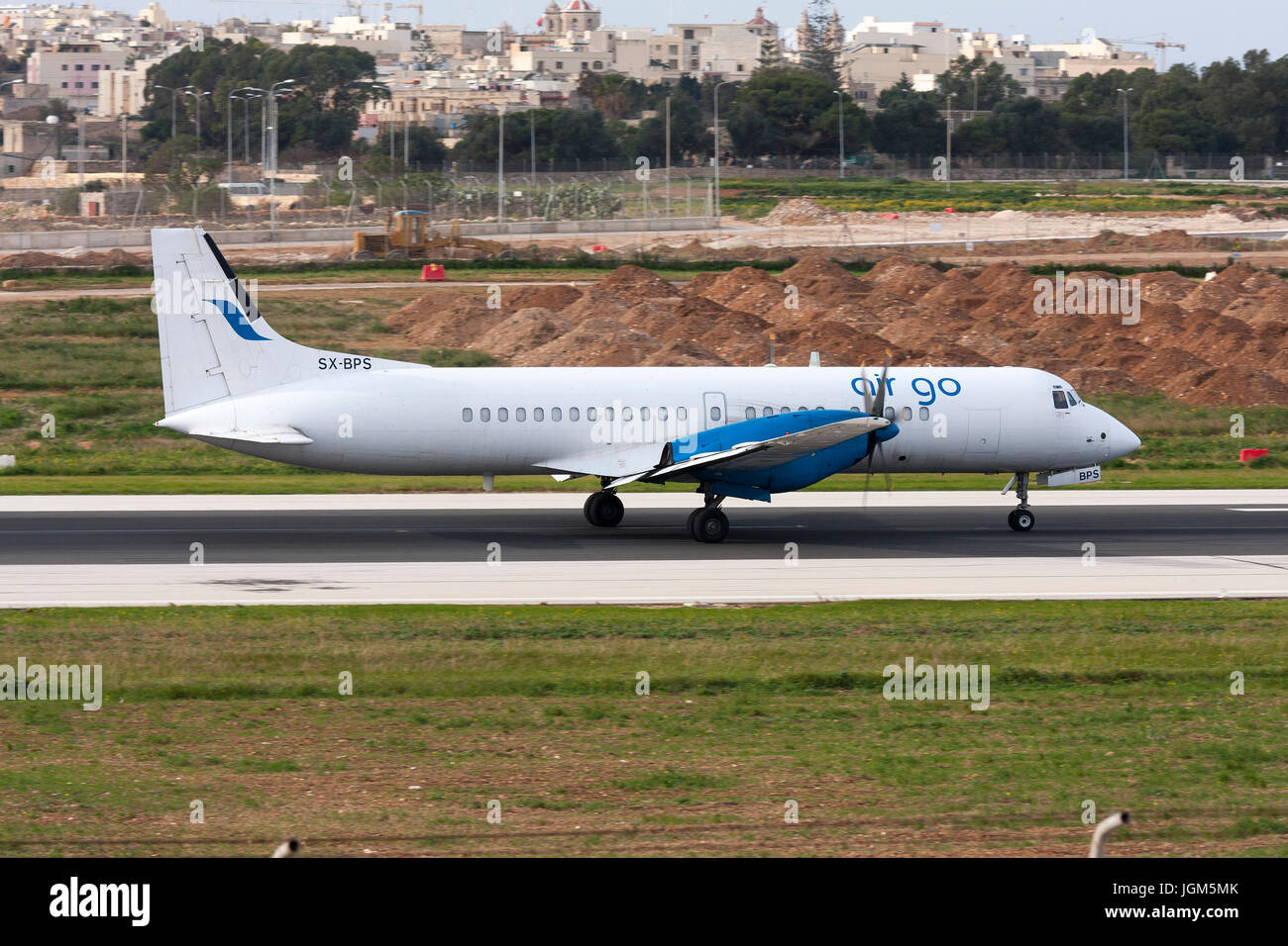 Luqa, Malta Dicembre 13, 2010: AirGo compagnie aeree British Aerospace ATP(F) [SX-BPS] pista di atterraggio 31. Foto Stock