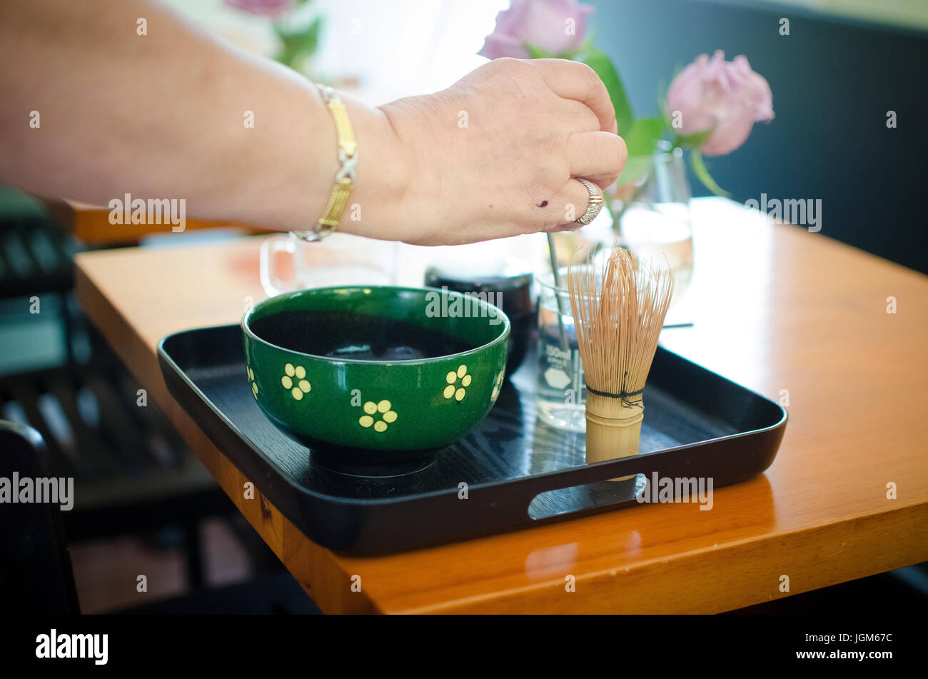 Donna preparando una tazza di matcha fresco Foto Stock