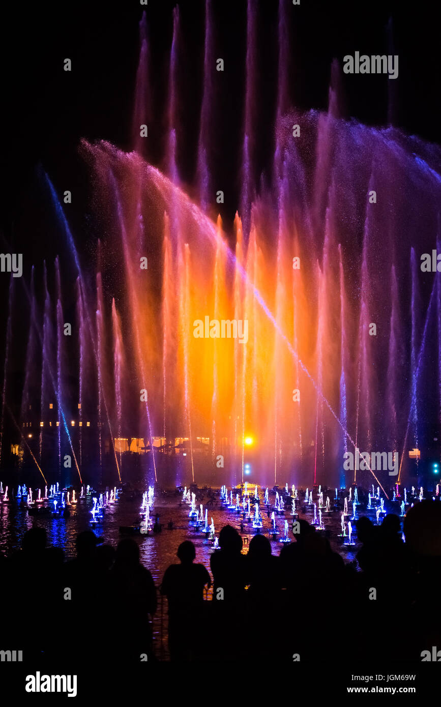 Fontane colorate al World of Color a Disneyland Foto Stock