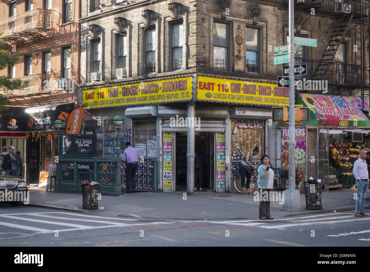 Bodega all'angolo di E. 110th St. & Lexington Avenue in Spanish Harlem, Manhattan NYC. Foto Stock