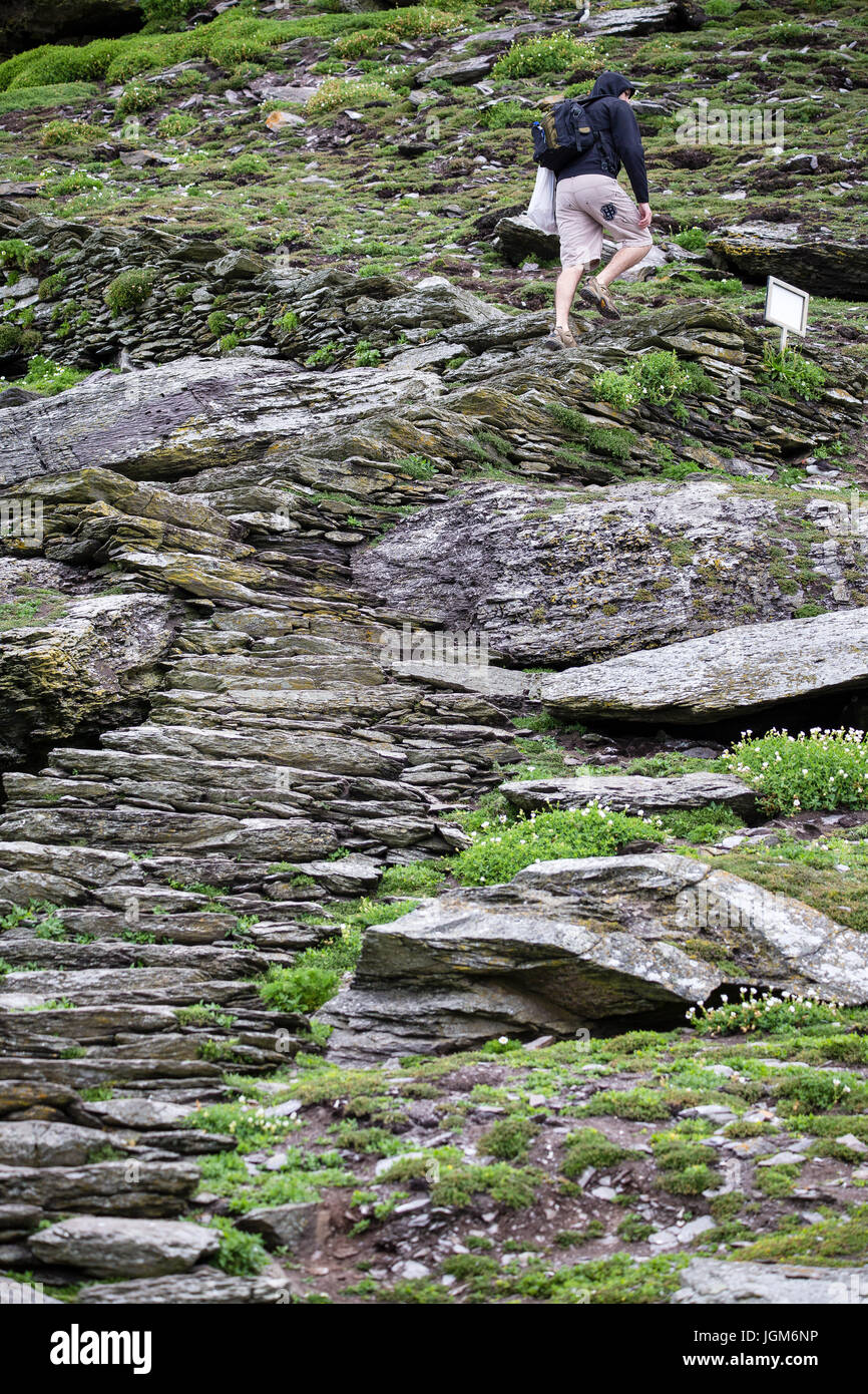 I turisti la scalata di gradini di pietra su Skellig Michael, nella contea di Kerry Irlanda Foto Stock