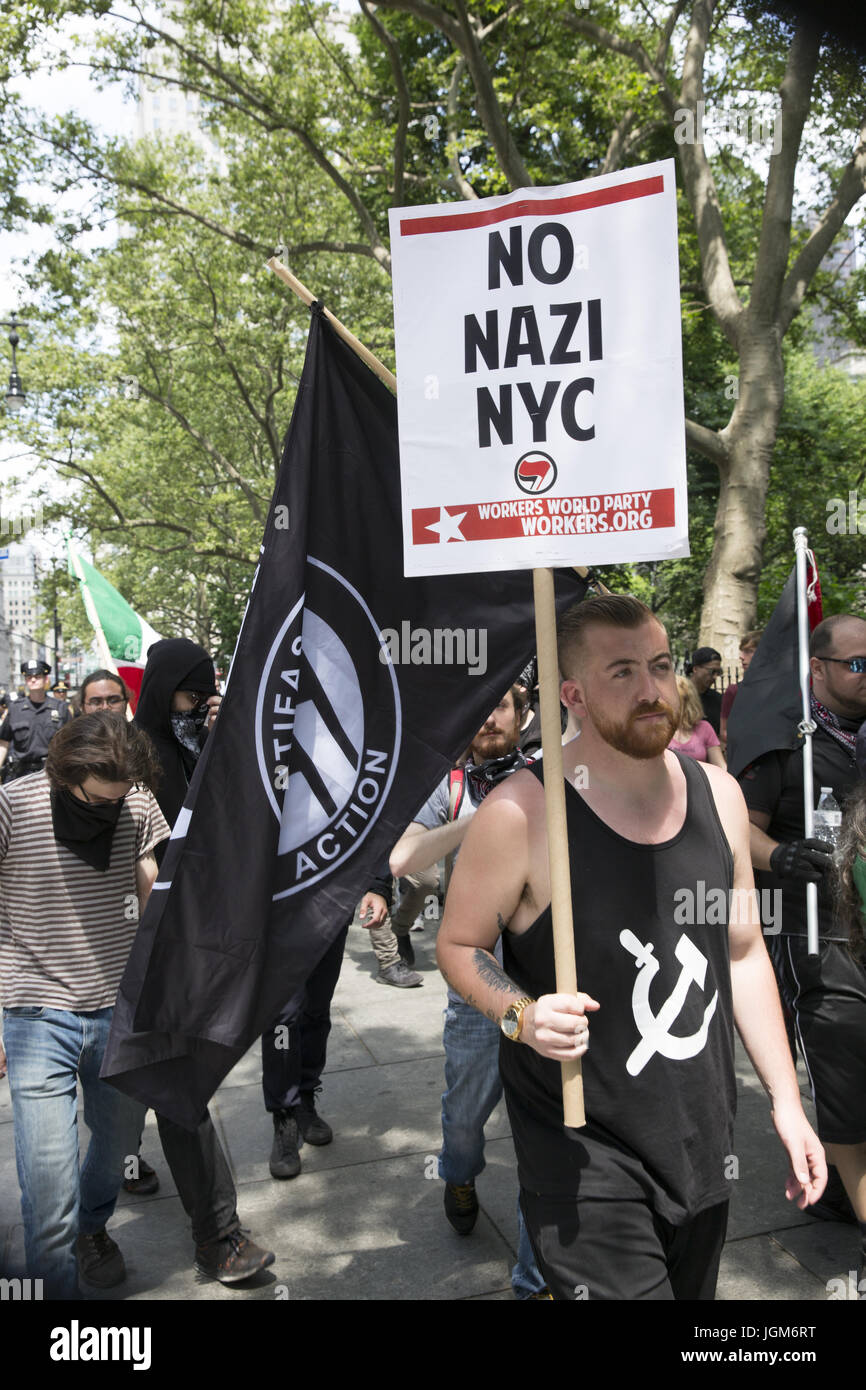 Popolo dimostrano vicino a corte federale a New York contro Trump Amministrazione ordini di immigrazione e intolleranza religiosa perpetua per la sua amministrazione. Foto Stock