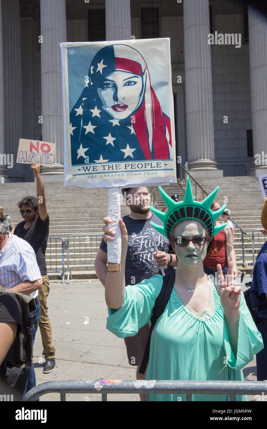 Popolo dimostrano vicino a corte federale a New York contro Trump Amministrazione ordini di immigrazione e intolleranza religiosa perpetua per la sua amministrazione. Foto Stock