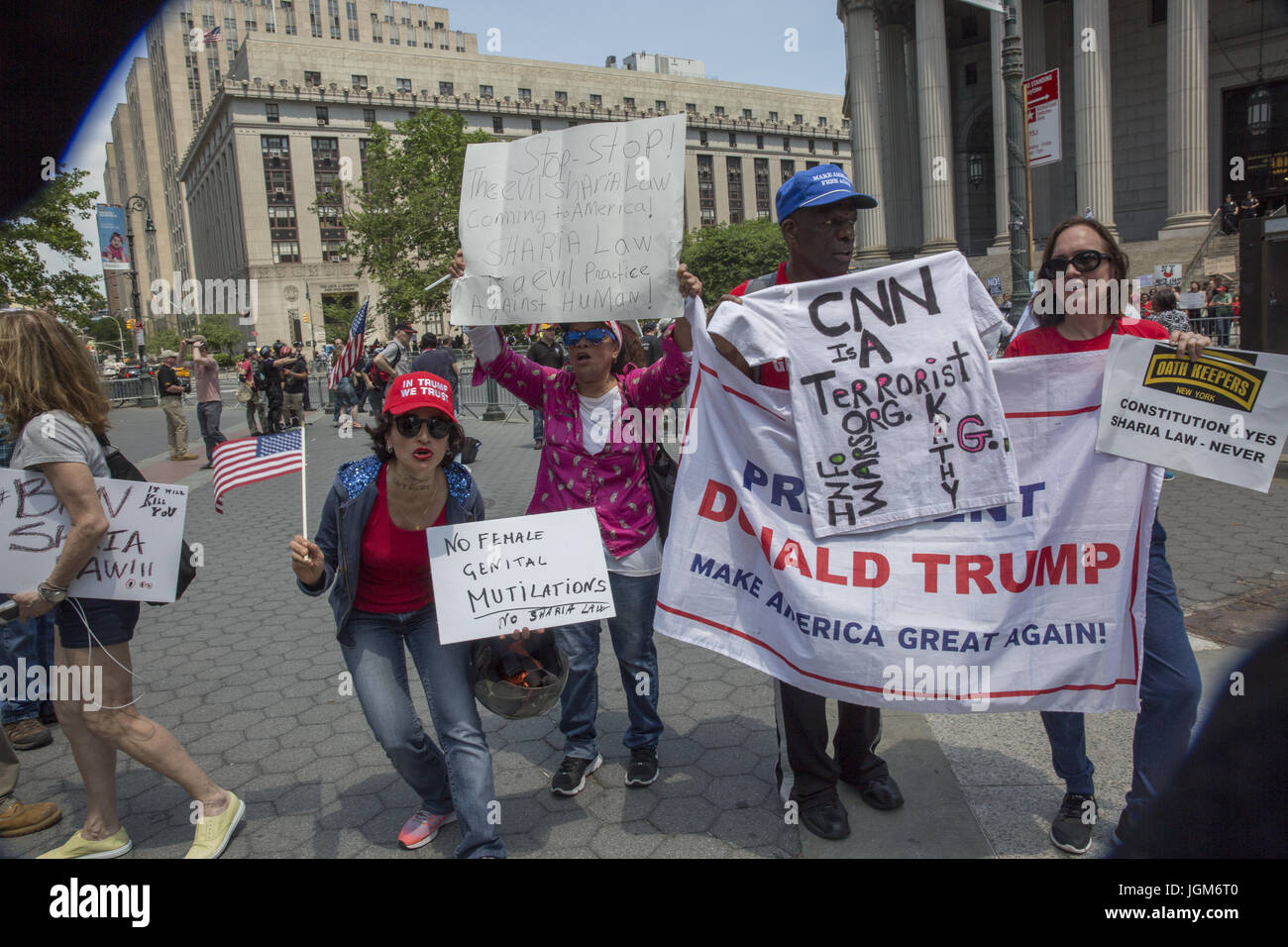 Popolo dimostrano vicino a corte federale a New York contro Trump Amministrazione ordini di immigrazione e intolleranza religiosa perpetua per la sua amministrazione. Foto Stock