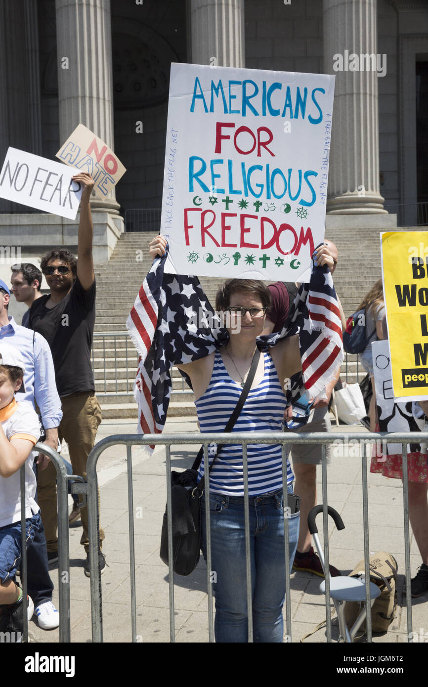 Popolo dimostrano vicino a corte federale a New York contro Trump Amministrazione ordini di immigrazione e intolleranza religiosa perpetua per la sua amministrazione. Foto Stock