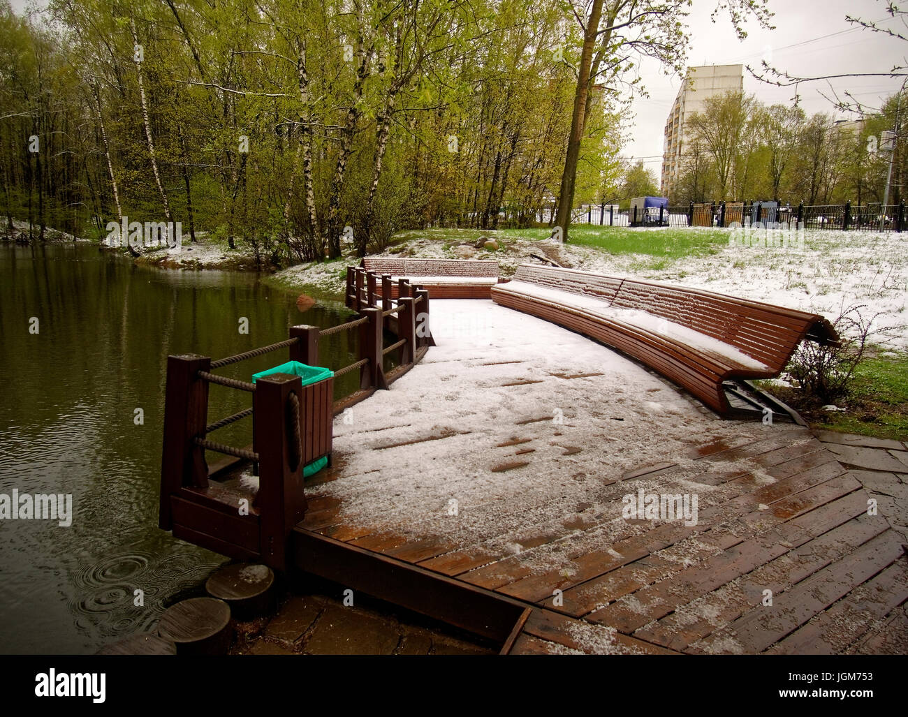 Stagno in un parco di Mosca in primavera sulla neve Foto Stock