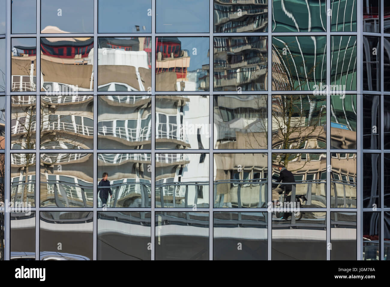 La riflessione nelle finestre di un edificio per uffici (RABO) in Utrecht, Paesi Bassi Foto Stock
