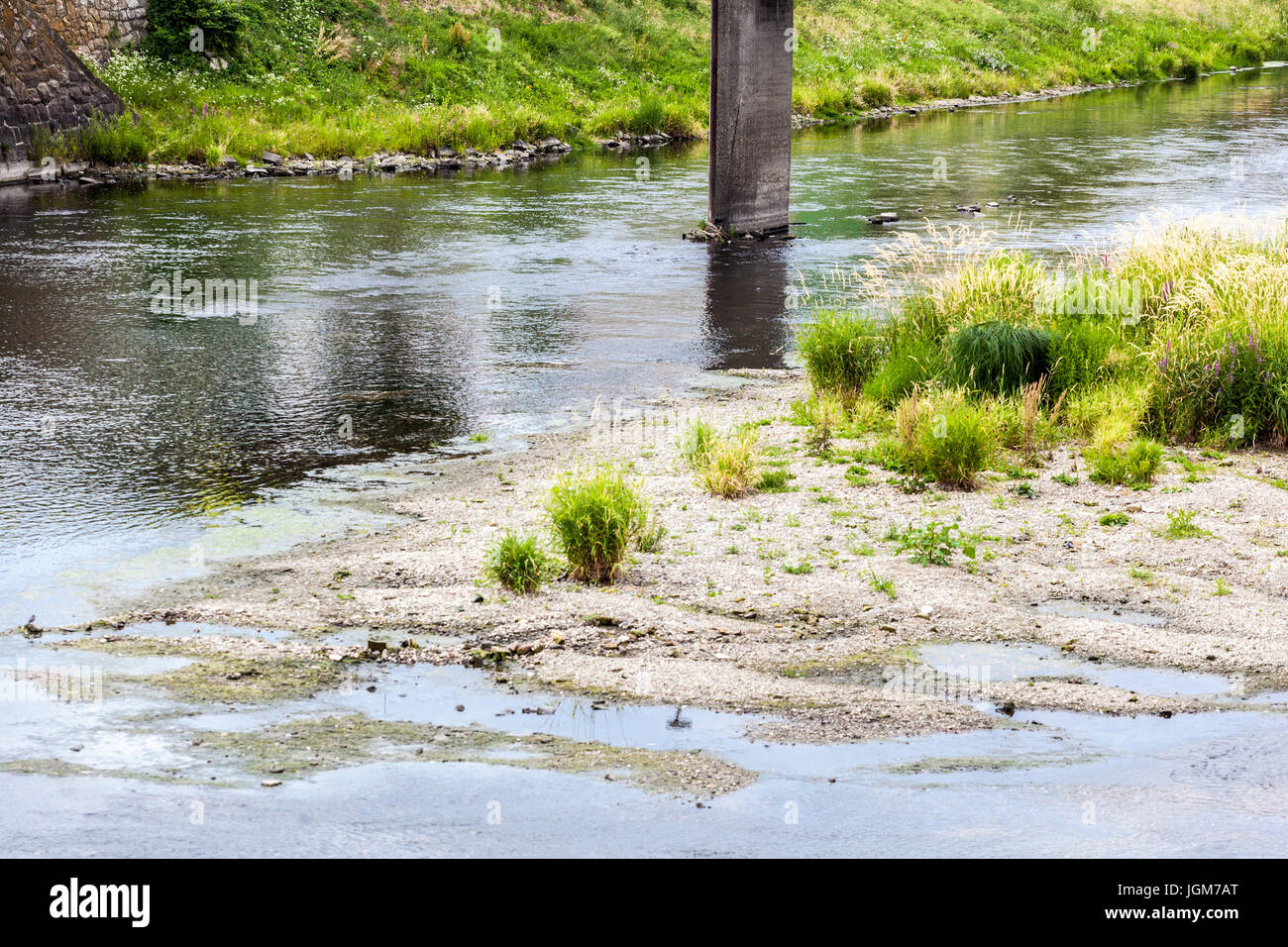 Il basso livello del fiume Dyje è il risultato della costante mancanza di pioggia nella Moravia meridionale, Breclav, Repubblica Ceca, Europa Foto Stock