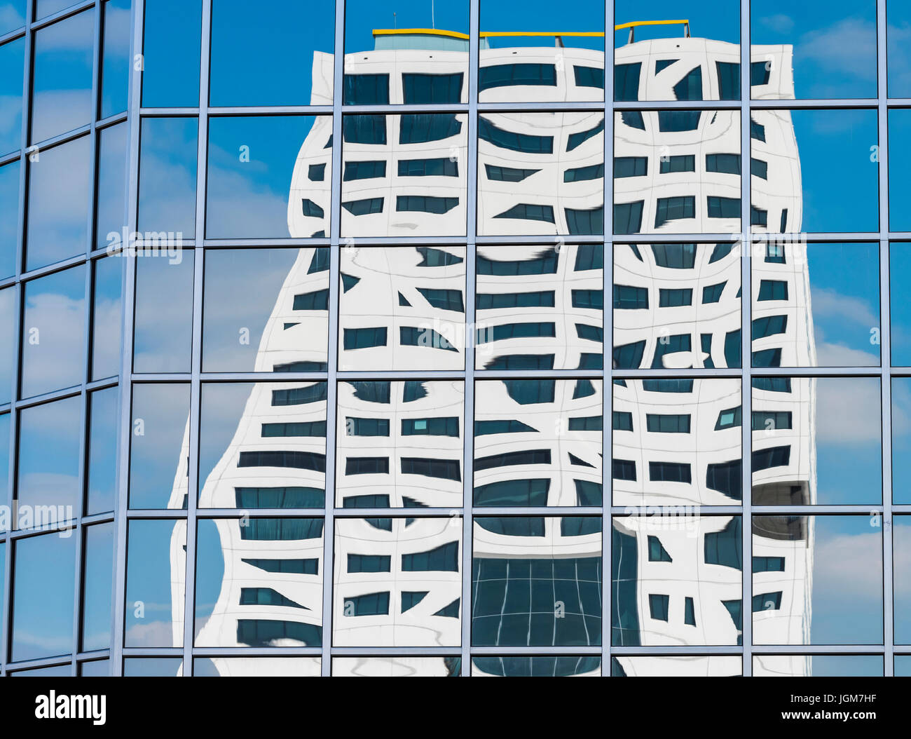 La riflessione di Stadskantoor Utrecht in Windows dell'ufficio Rabo Bank building. Foto Stock