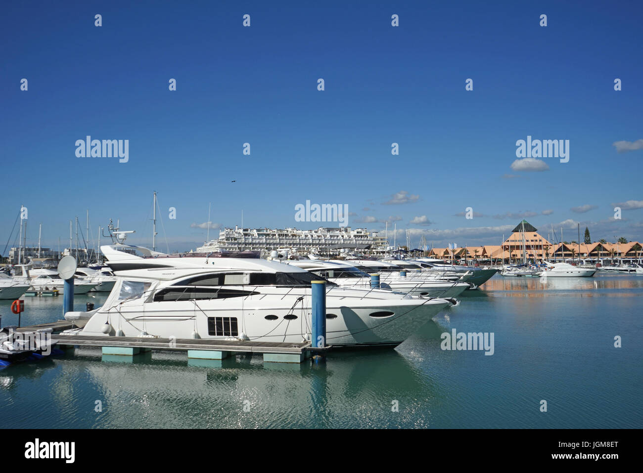 L'Europa, Portogallo, Algarve, vilamoura, marina de vilamoura, yacht harbour, motore yacht, naviga Foto Stock