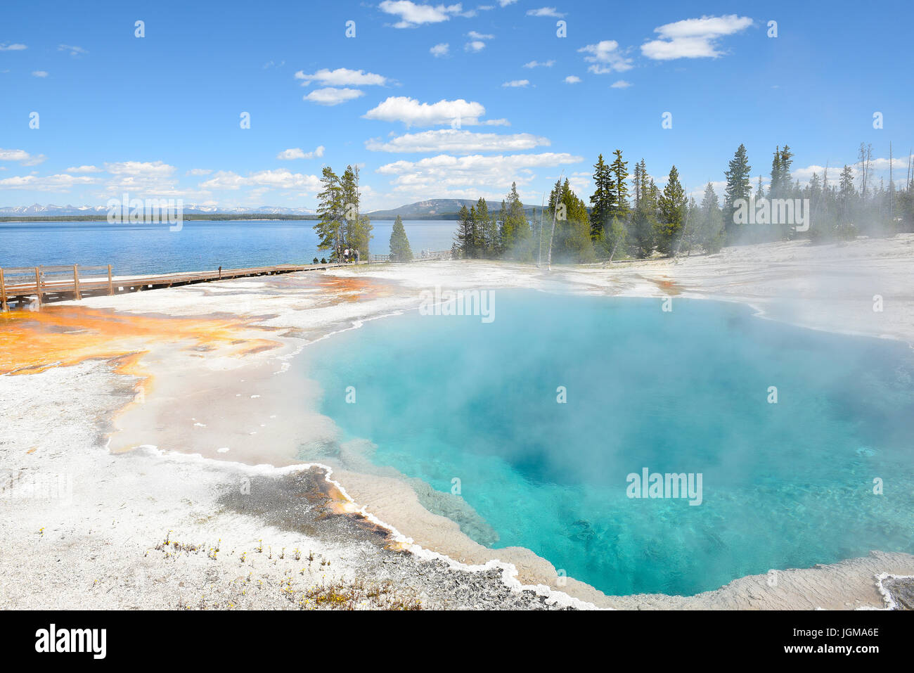 Parco Nazionale di Yellowstone, Wyoming - Giugno 25, 2017: turisti piscina nero, una primavera calda nel West Thumb Geyser Basin. Estremamente calda e uno della pa Foto Stock