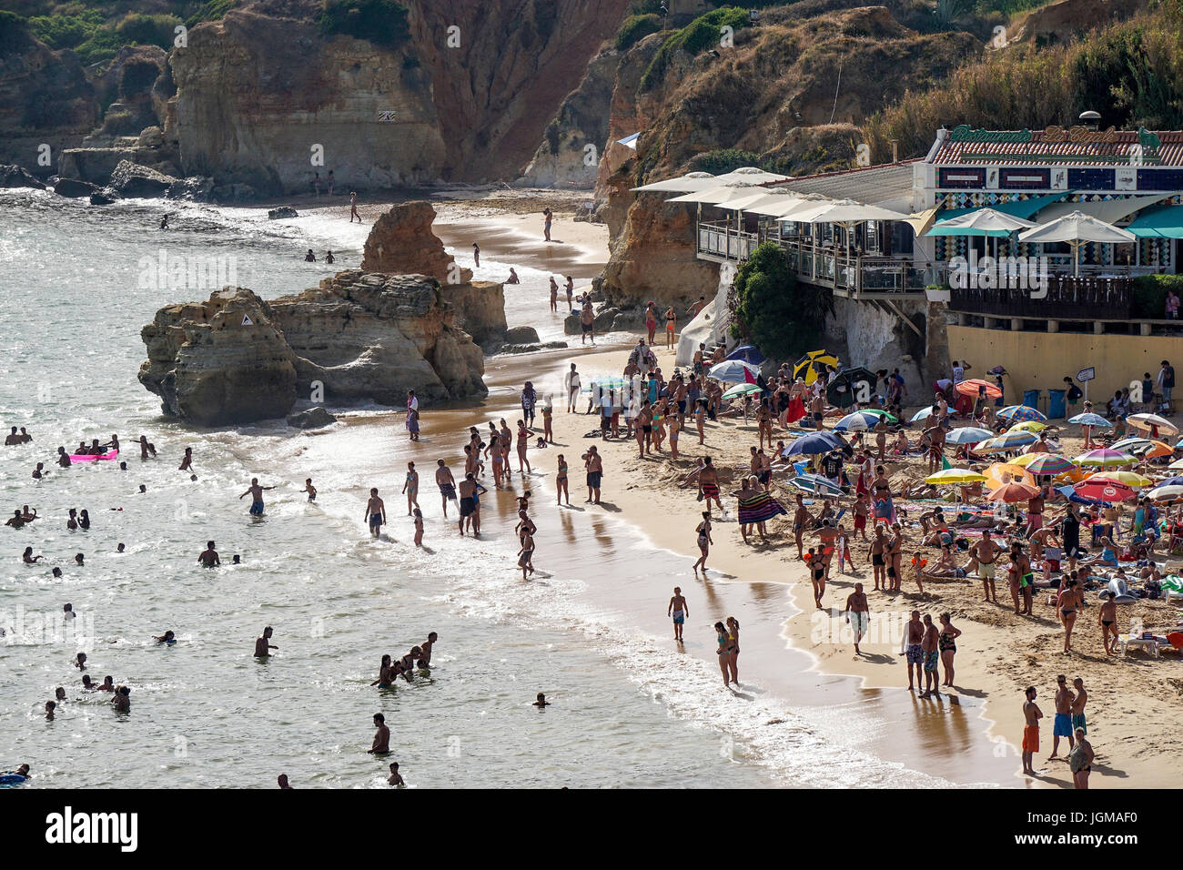 Algarve, Atlantico, surf, Europa, rock, luce posteriore, Olhos de agua, Portogallo, Praia dos Olhos de agua, spiaggia di sabbia spiaggia, vita di spiaggia, Foto Stock