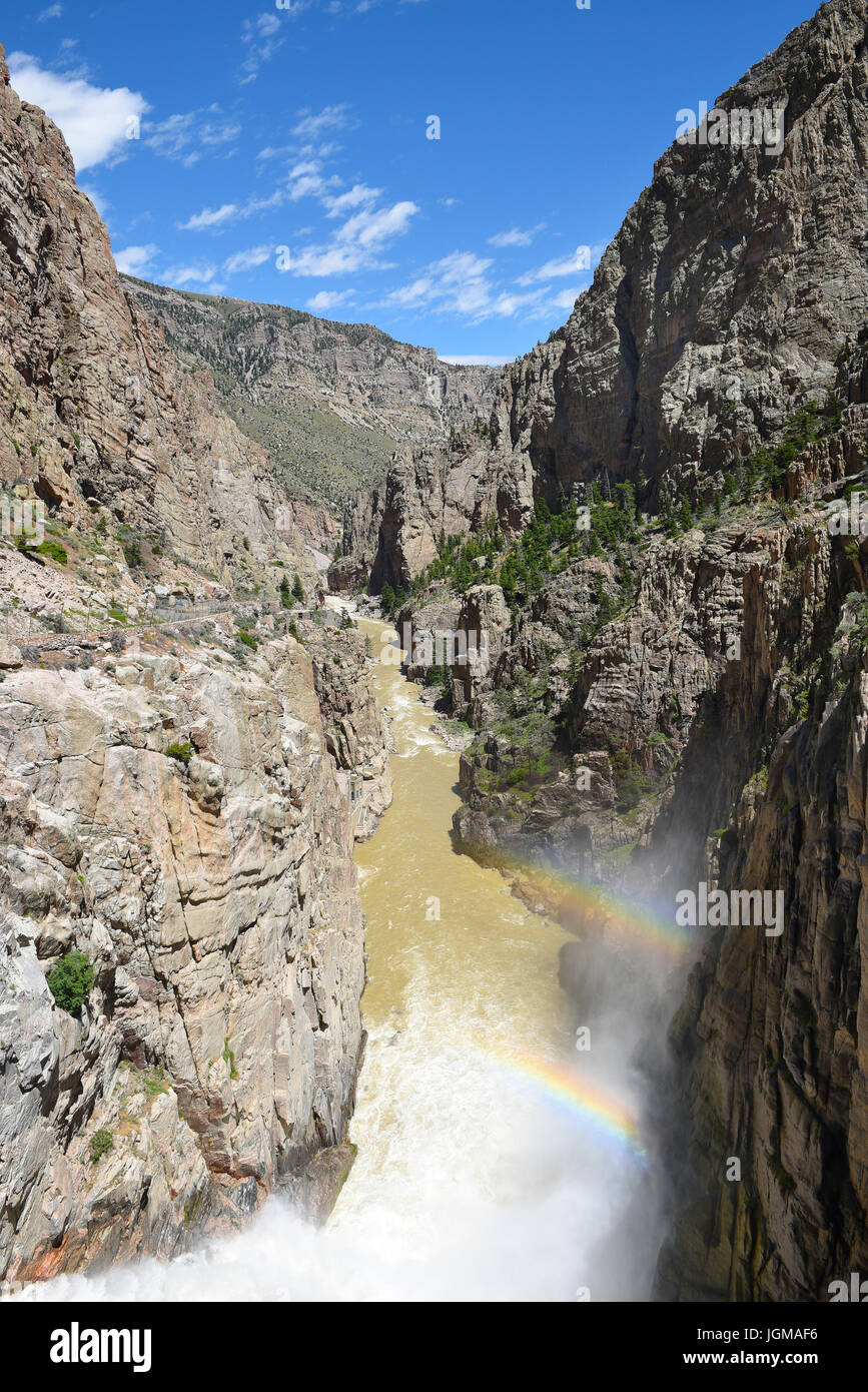 CODY, Wyoming - Giugno 24, 2017: Buffalo Bill Dam lo scarico di acqua e arcobaleni. La diga sul fiume Shoshone è chiamato dopo il famoso wild west figura Foto Stock