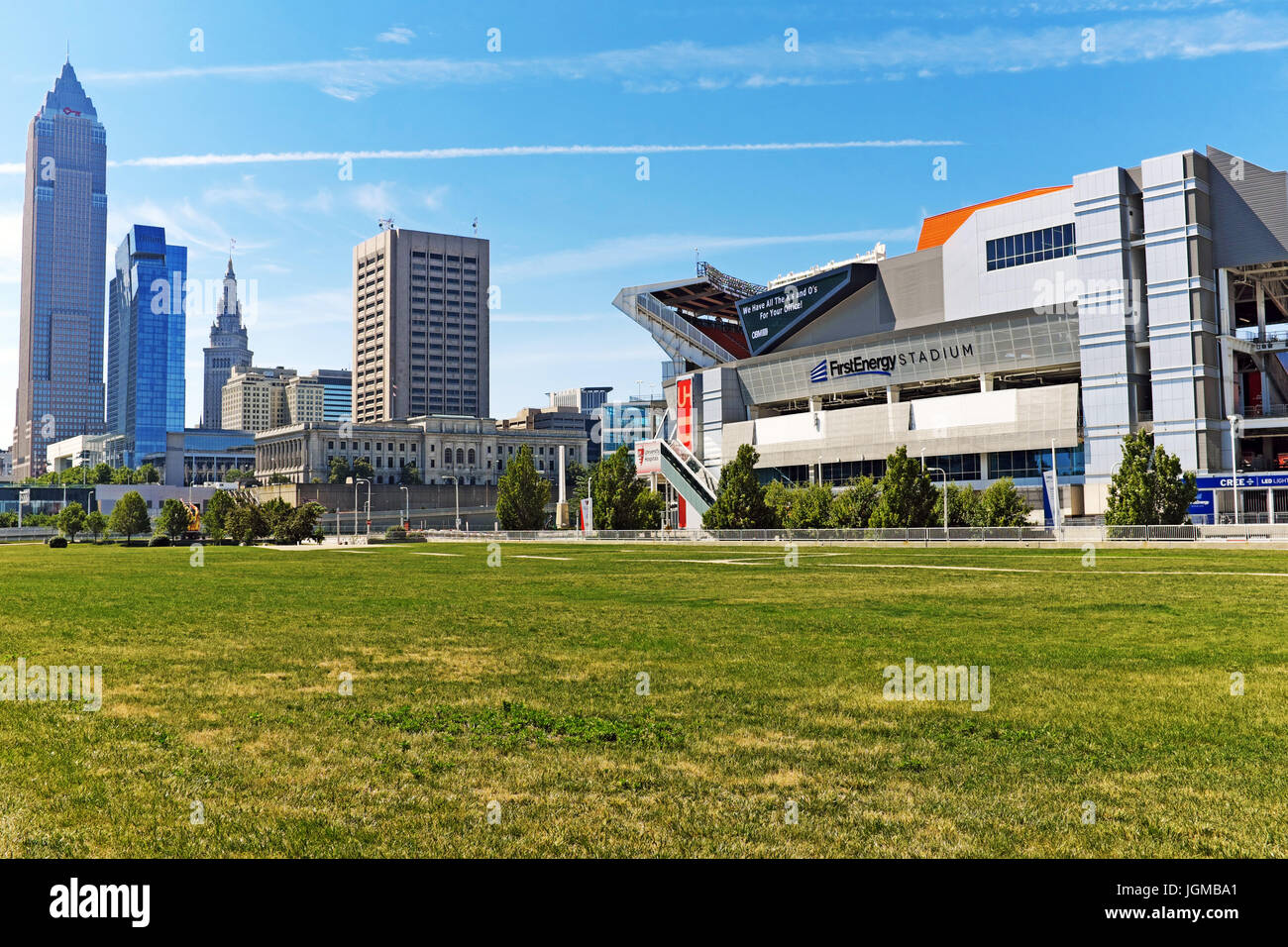 Cleveland skyline con FirstEnergy Stadium in primo piano dove gli eventi principali sono tenuti a fianco di hosting di NFL Cleveland Browns giochi di calcio. Foto Stock