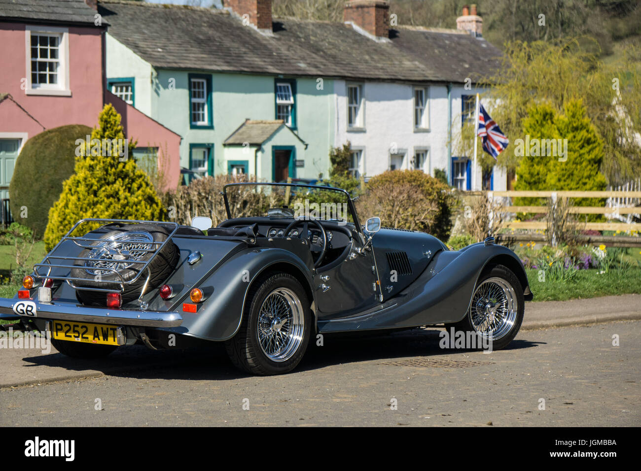 Una foto di britannicità - una Morgan auto sportiva in un villaggio inglese Foto Stock