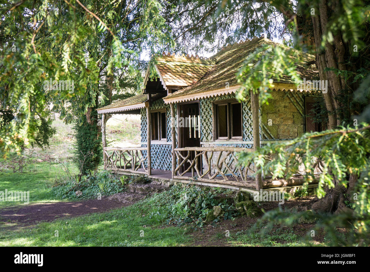 A dis-summerhouse utilizzato nel giardino di Lowther Castle, Cumbria, Regno Unito Foto Stock