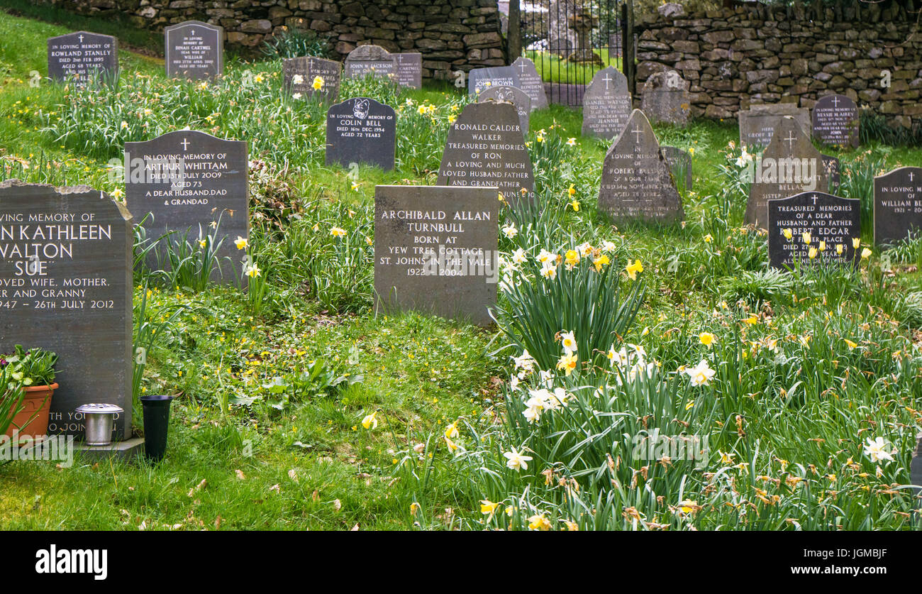 Una Chiesa cimitero a molla Foto Stock