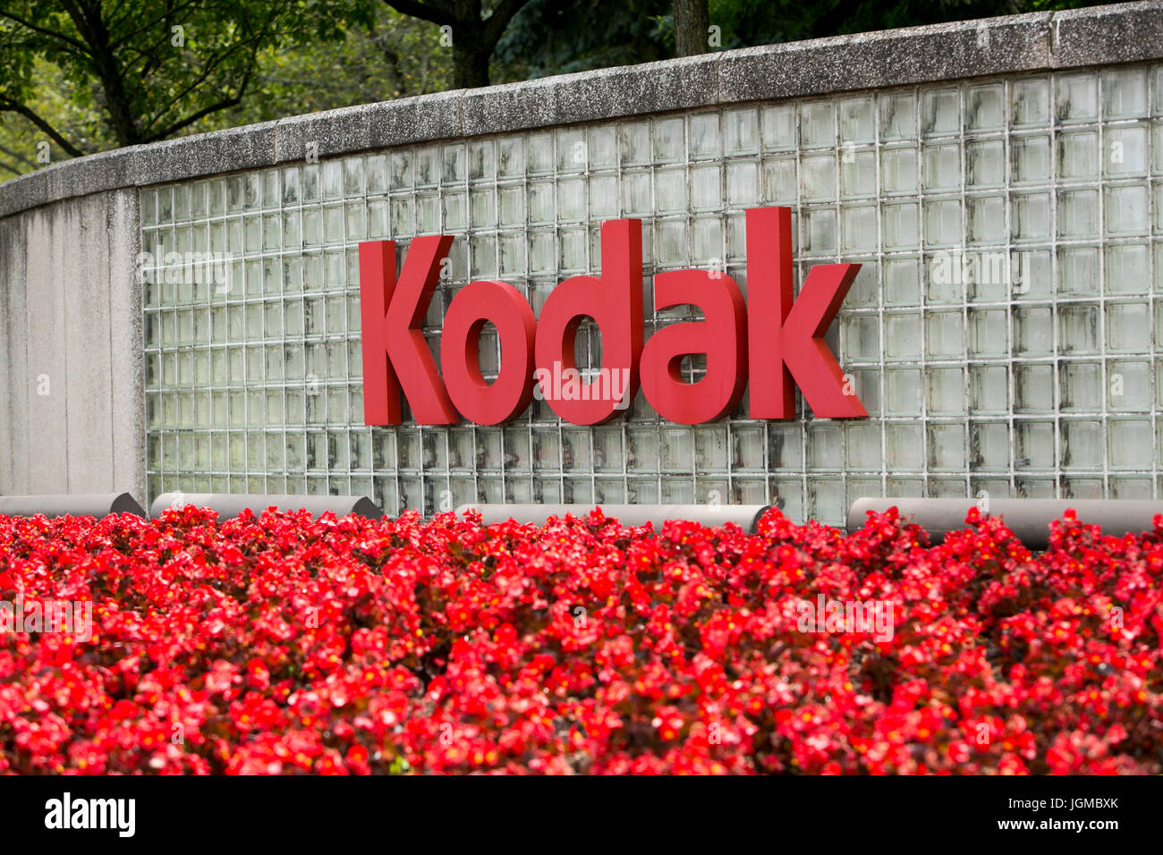 Un segno del logo al di fuori di una struttura occupata dalla Eastman Kodak Company a Dayton, Ohio, 30 giugno 2017. Foto Stock