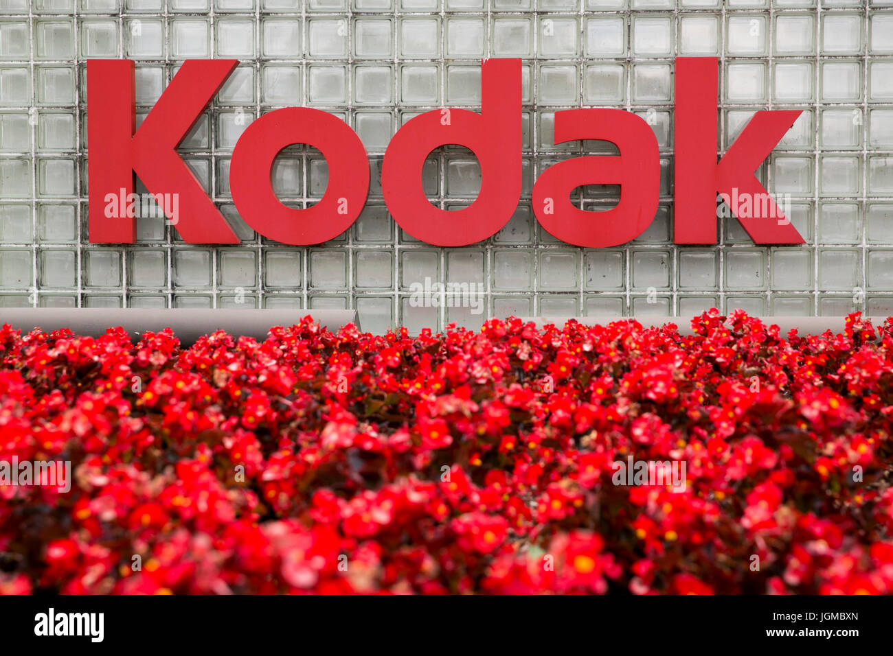 Un segno del logo al di fuori di una struttura occupata dalla Eastman Kodak Company a Dayton, Ohio, 30 giugno 2017. Foto Stock
