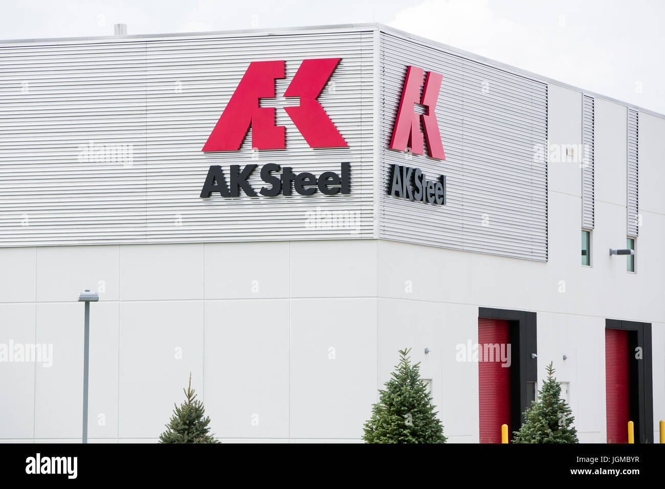 Un segno del logo al di fuori di una struttura occupata dall'AK Steel Holding Corporation a Middletown, Ohio, 30 giugno 2017. Foto Stock