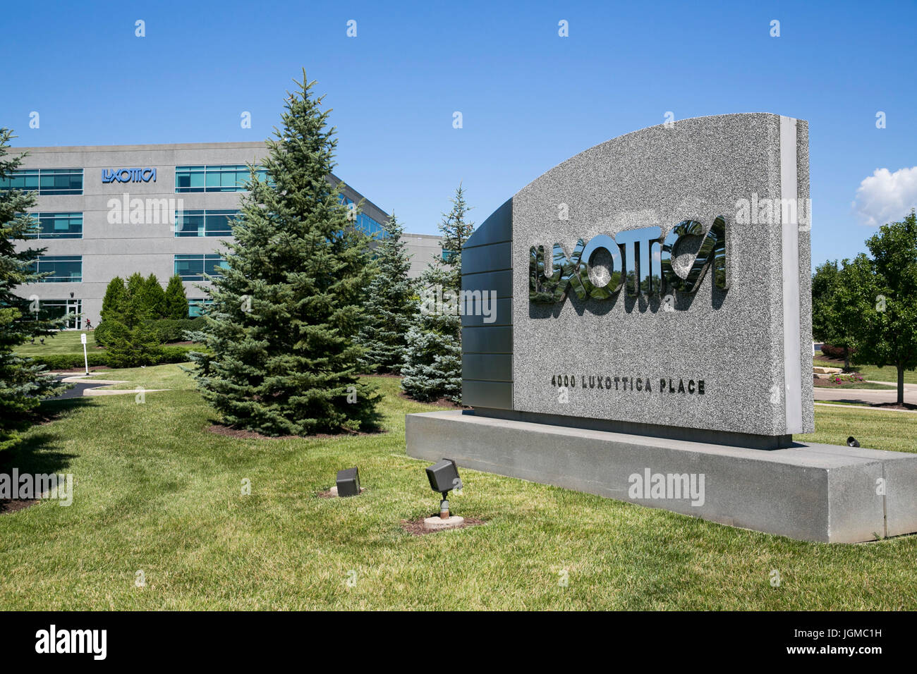 Un segno del logo al di fuori di una struttura occupata da Luxottica Group a Mason, Ohio il 2 luglio 2017. Foto Stock