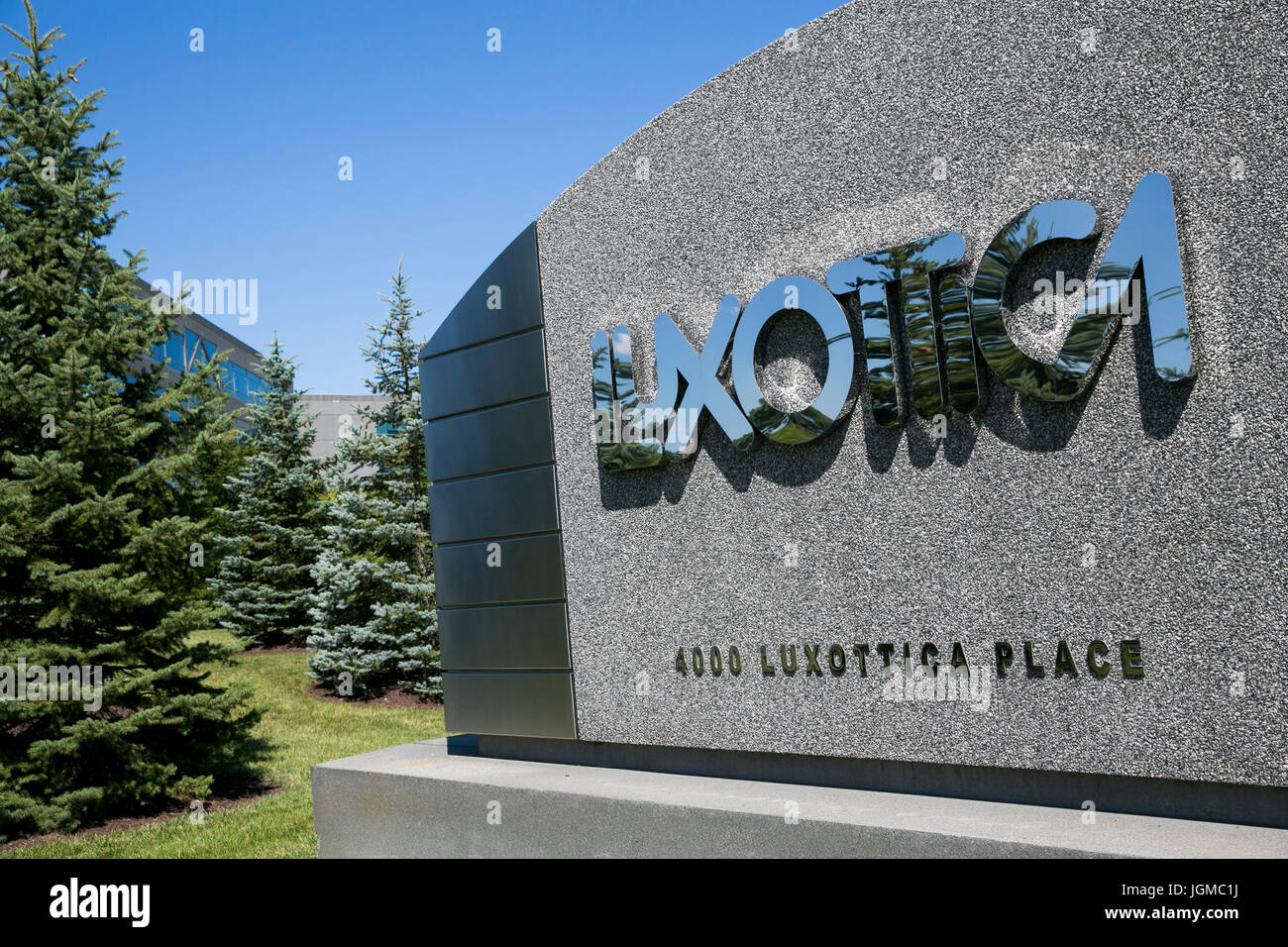 Un segno del logo al di fuori di una struttura occupata da Luxottica Group a Mason, Ohio il 2 luglio 2017. Foto Stock