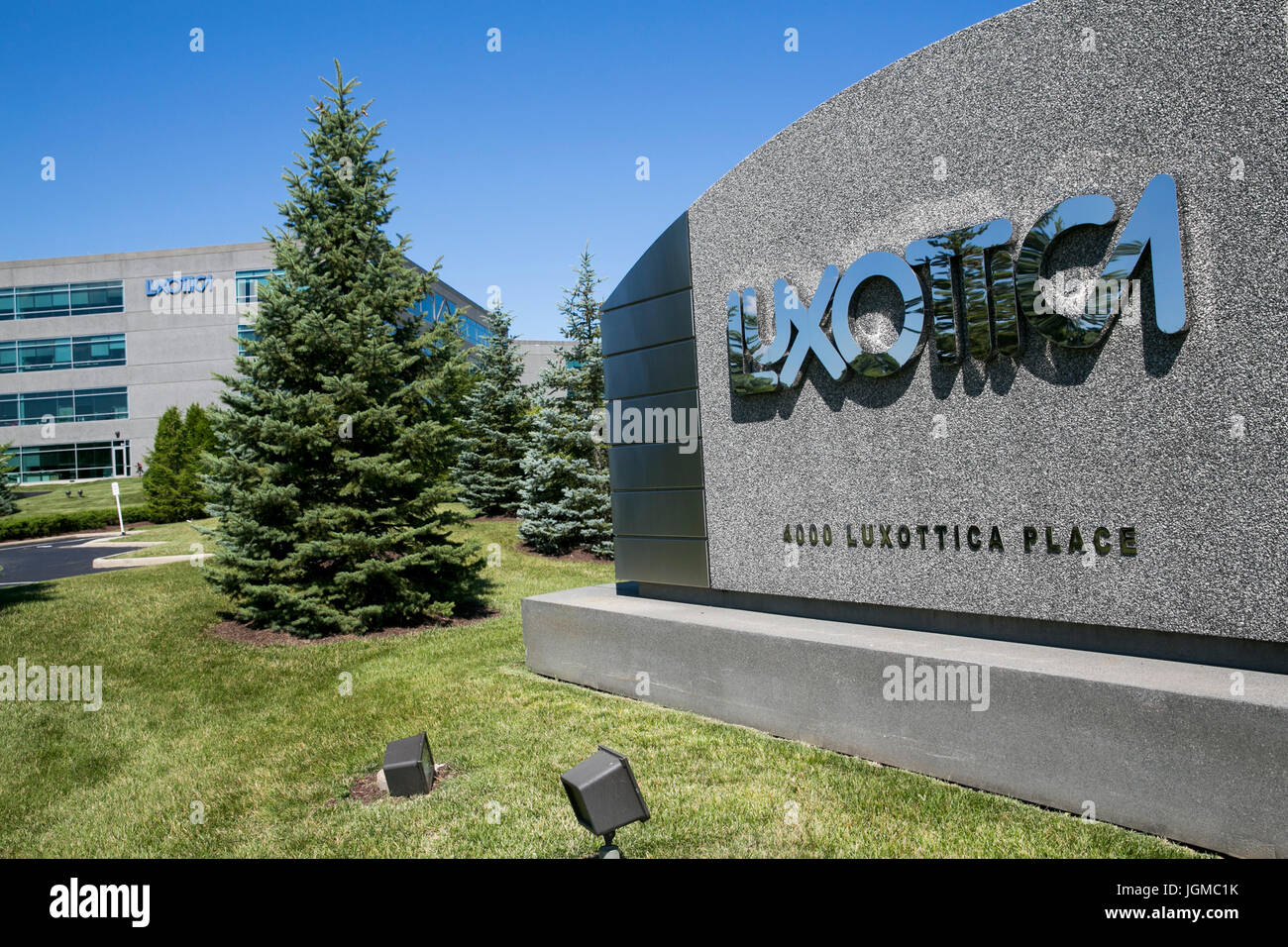 Un segno del logo al di fuori di una struttura occupata da Luxottica Group a Mason, Ohio il 2 luglio 2017. Foto Stock