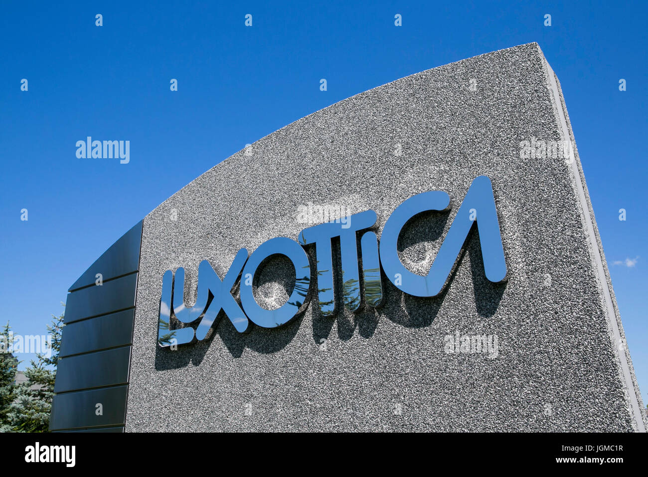 Un segno del logo al di fuori di una struttura occupata da Luxottica Group a Mason, Ohio il 2 luglio 2017. Foto Stock