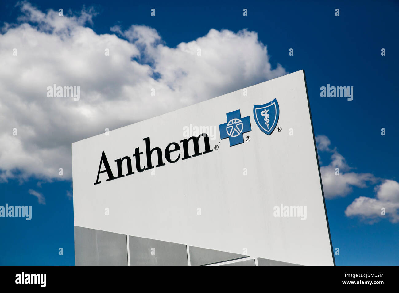 Un segno del logo al di fuori di una struttura occupata dall'assicuratore di salute Anthem Inc., a Mason, Ohio il 2 luglio 2017. Foto Stock