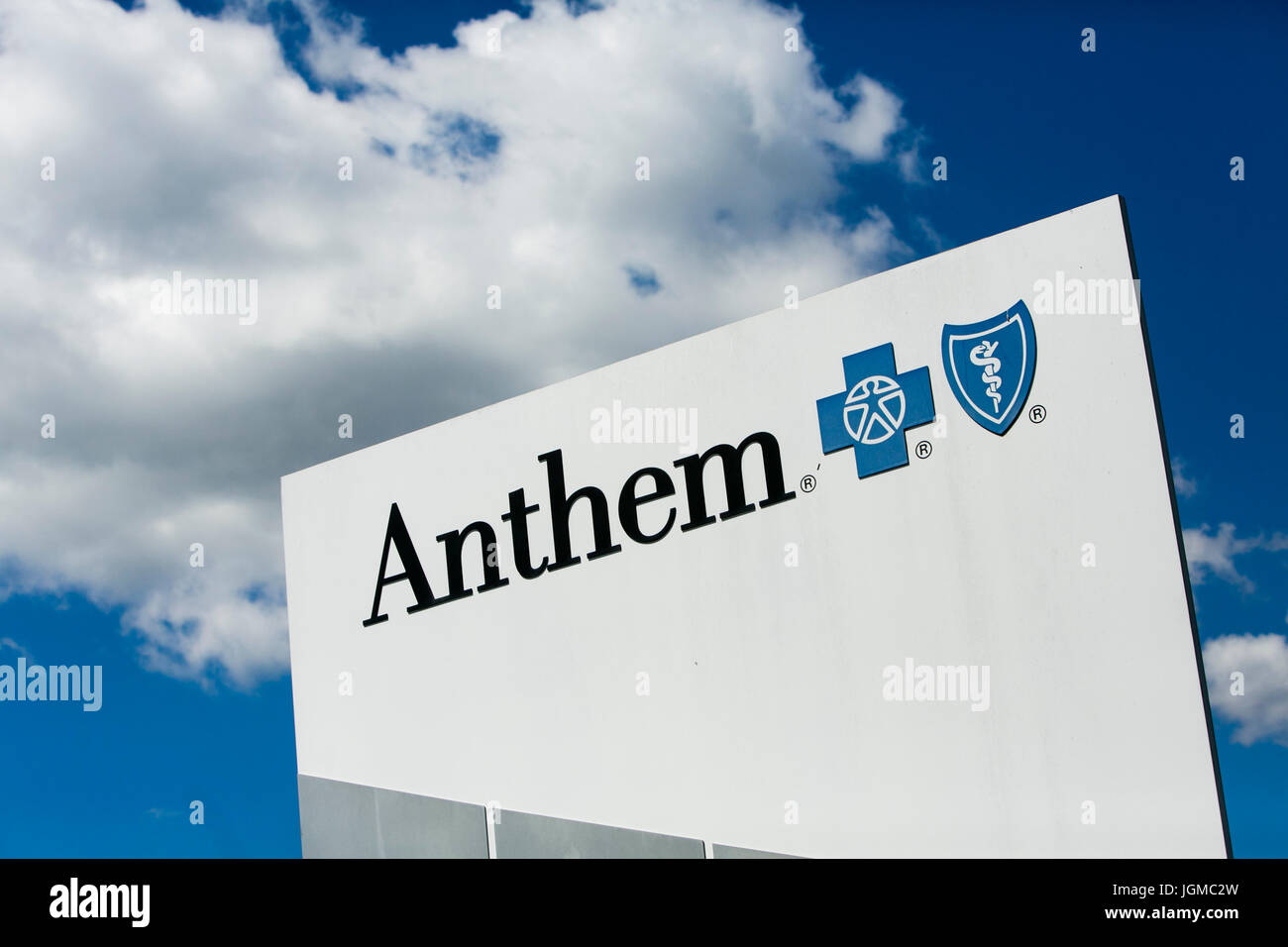 Un segno del logo al di fuori di una struttura occupata dall'assicuratore di salute Anthem Inc., a Mason, Ohio il 2 luglio 2017. Foto Stock