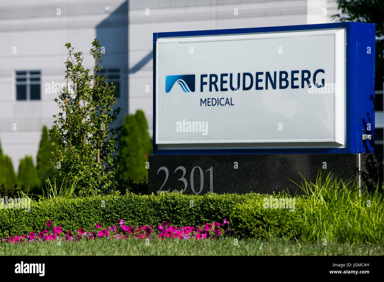 Un segno del logo al di fuori di una struttura occupata da Freudenberg Medical in Jeffersonville, Indiana il 1 luglio 2017. Foto Stock