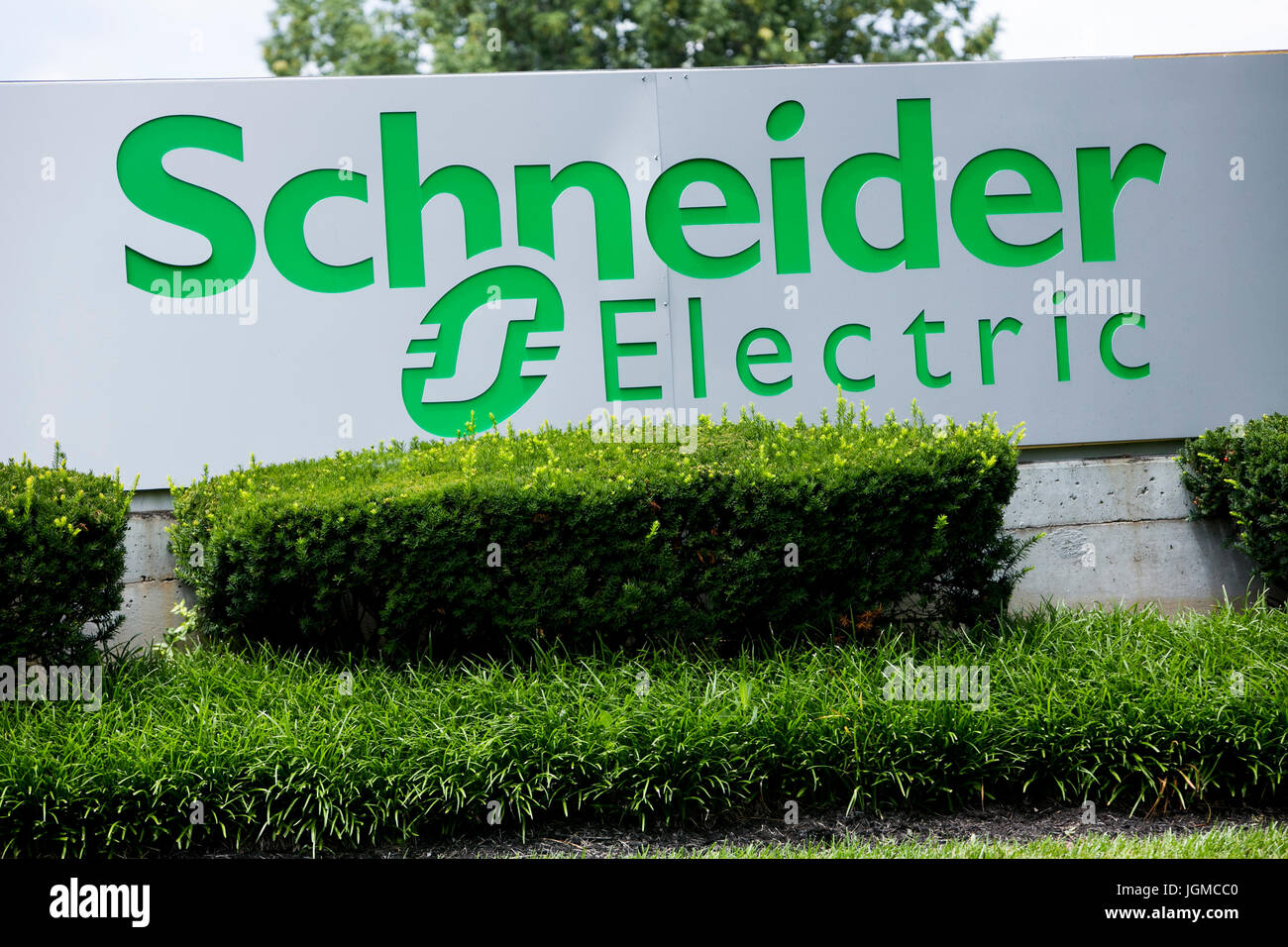 Un segno del logo al di fuori di una struttura occupata da Schneider Electric in Lexington, Kentucky il 1 luglio 2017. Foto Stock