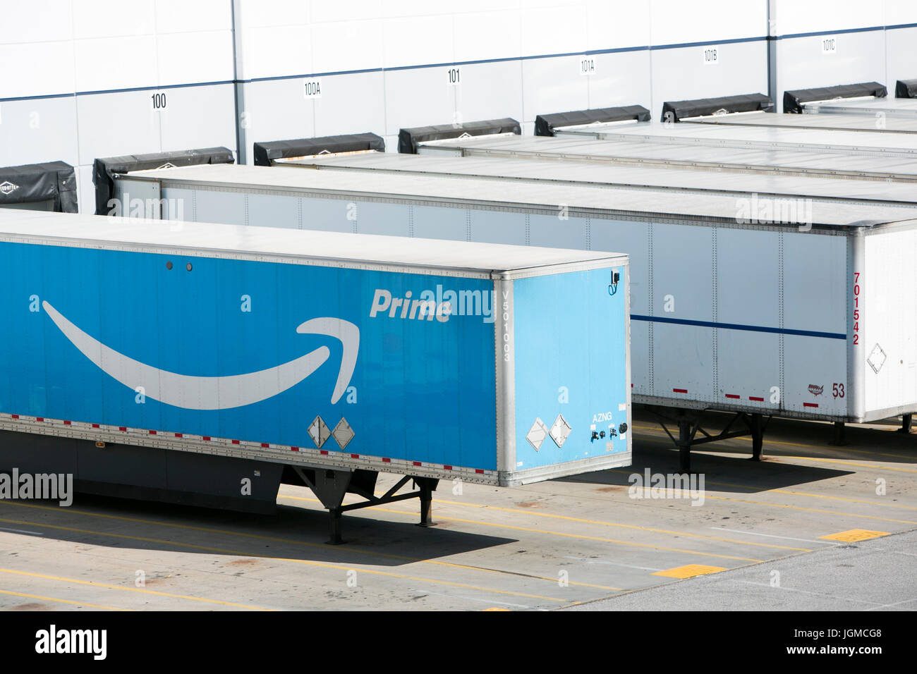 Un Amazon logo che si vede sui semi rimorchi dei camion al di fuori di un  centro di distribuzione Amazon nella città di Hebron, Kentucky il 2 luglio  2017 Foto stock - Alamy