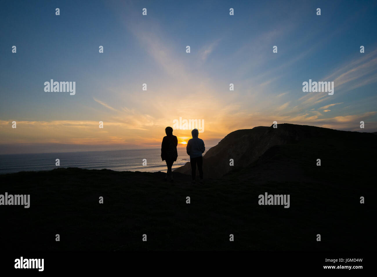 2 ragazze che esplorano le colline di Point Reyes Foto Stock