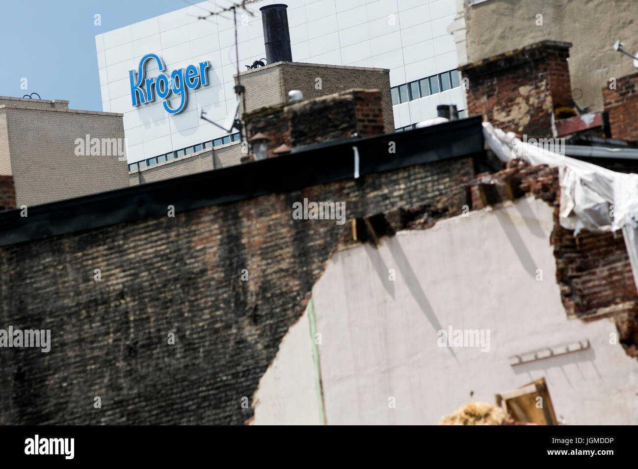 Un logo segno al di fuori della sede della società Kroger, a Cincinnati, Ohio, 29 giugno 2017. Foto Stock