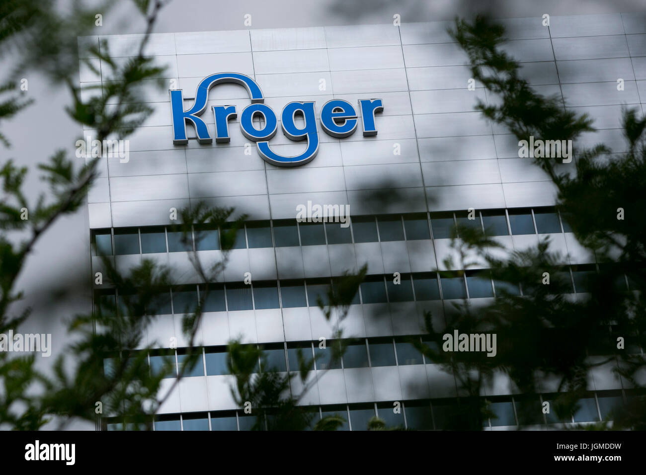 Un logo segno al di fuori della sede della società Kroger, a Cincinnati, Ohio, 29 giugno 2017. Foto Stock