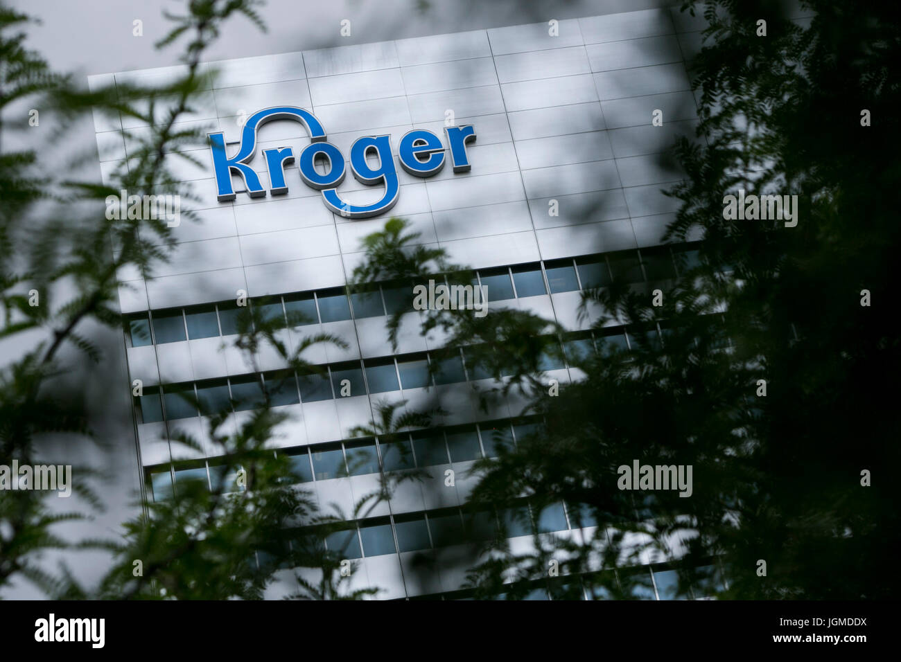 Un logo segno al di fuori della sede della società Kroger, a Cincinnati, Ohio, 29 giugno 2017. Foto Stock
