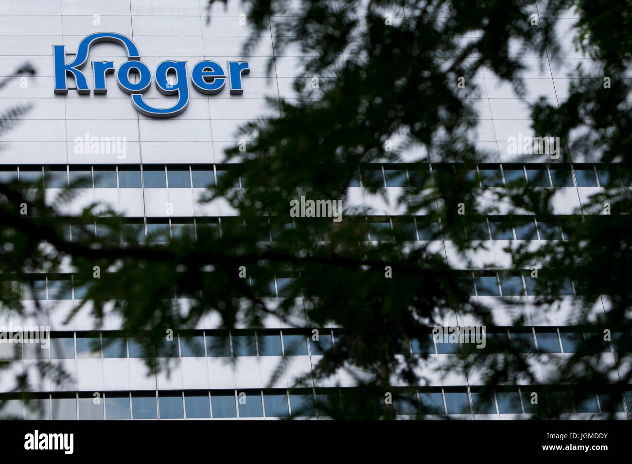Un logo segno al di fuori della sede della società Kroger, a Cincinnati, Ohio, 29 giugno 2017. Foto Stock