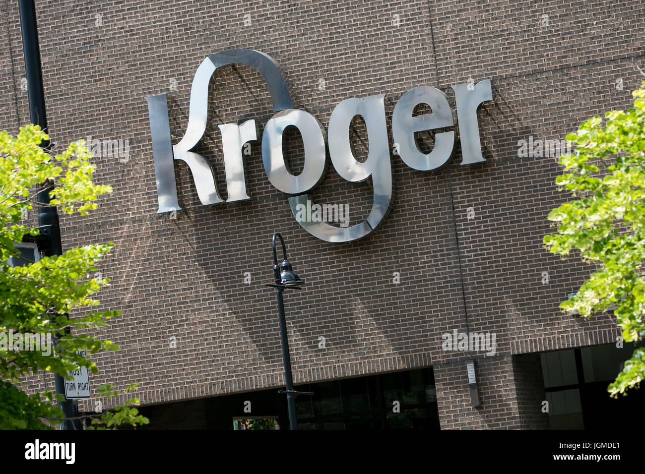 Un logo segno al di fuori della sede della società Kroger, a Cincinnati, Ohio, 29 giugno 2017. Foto Stock