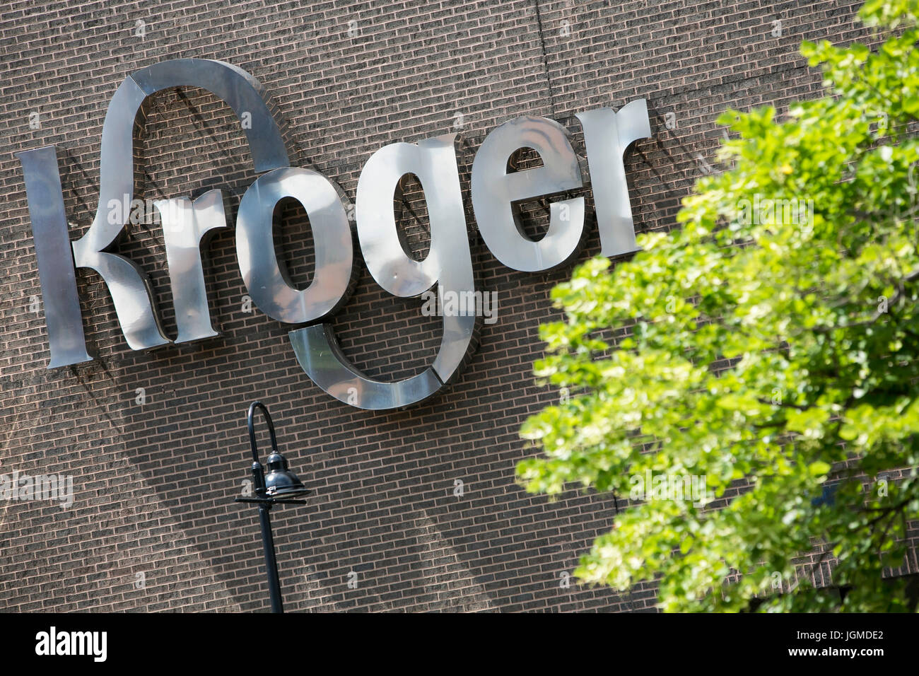Un logo segno al di fuori della sede della società Kroger, a Cincinnati, Ohio, 29 giugno 2017. Foto Stock