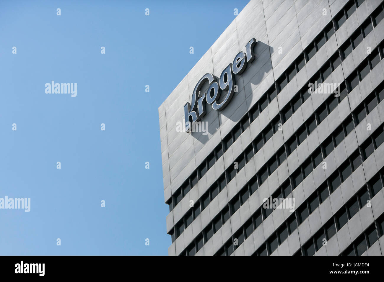 Un logo segno al di fuori della sede della società Kroger, a Cincinnati, Ohio, 29 giugno 2017. Foto Stock