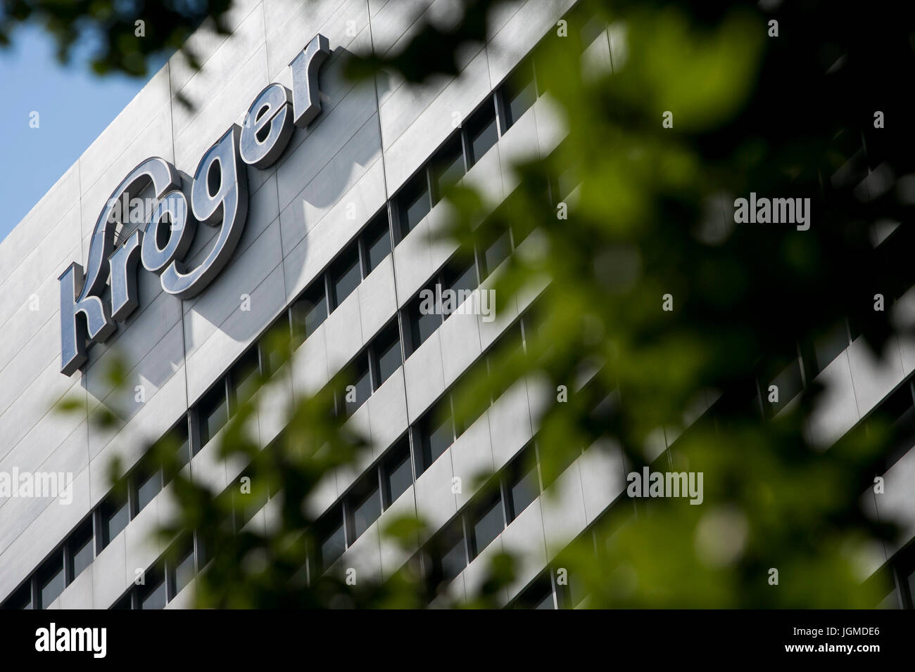 Un logo segno al di fuori della sede della società Kroger, a Cincinnati, Ohio, 29 giugno 2017. Foto Stock