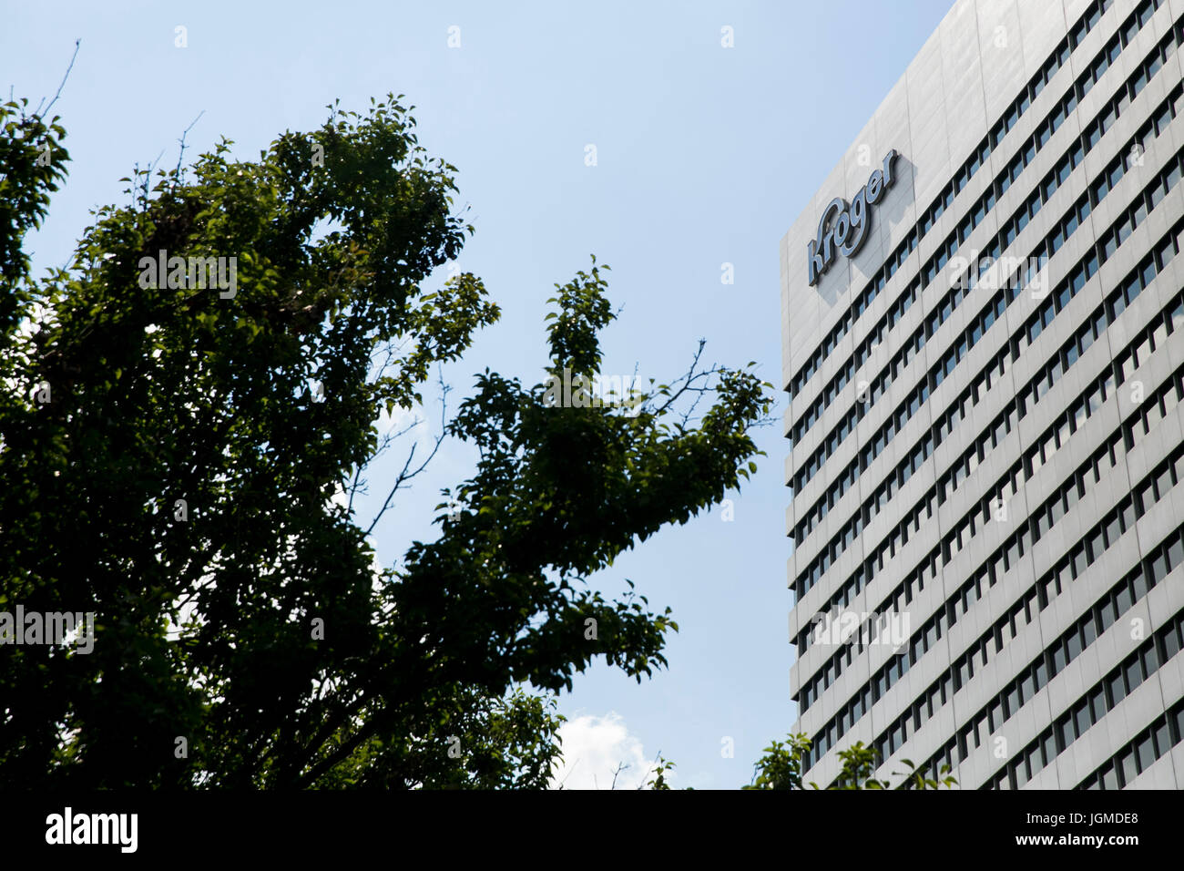 Un logo segno al di fuori della sede della società Kroger, a Cincinnati, Ohio, 29 giugno 2017. Foto Stock