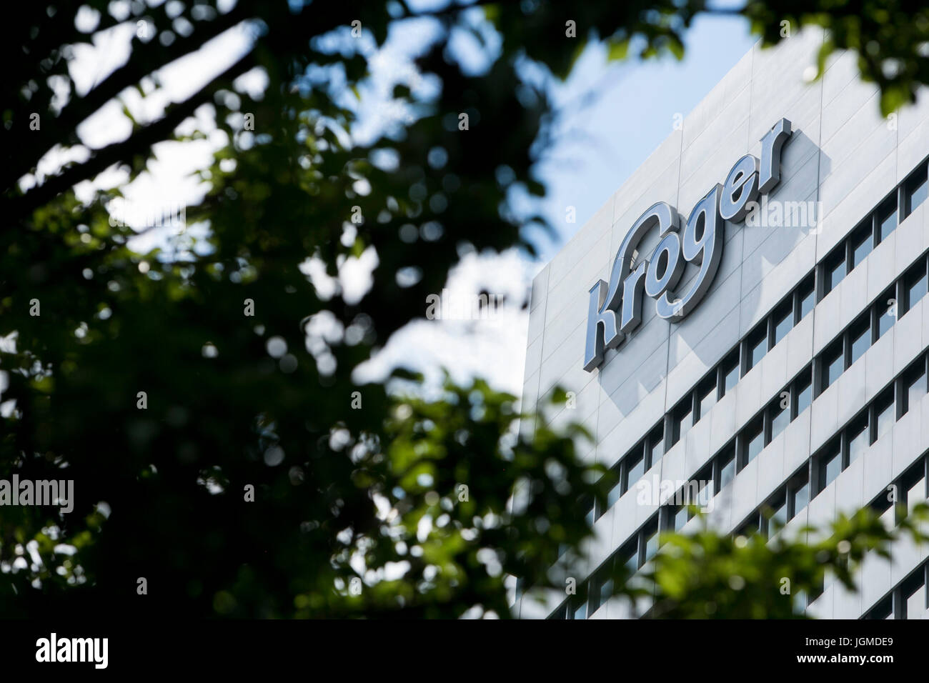 Un logo segno al di fuori della sede della società Kroger, a Cincinnati, Ohio, 29 giugno 2017. Foto Stock