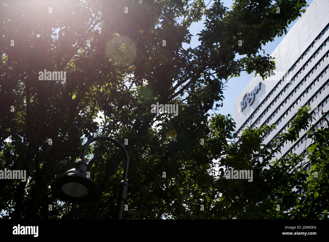 Un logo segno al di fuori della sede della società Kroger, a Cincinnati, Ohio, 29 giugno 2017. Foto Stock