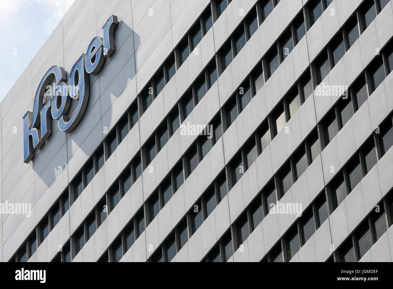 Un logo segno al di fuori della sede della società Kroger, a Cincinnati, Ohio, 29 giugno 2017. Foto Stock